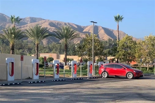Tesla will build the world’s largest supercharging station: in the desert