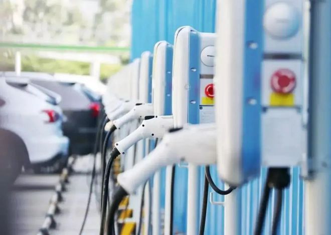 What should I do if there is a lot of dust in the car engine? When many car owners clean their car, they usually only maintain the paint surface and interior, but rarely take care of the engine compar